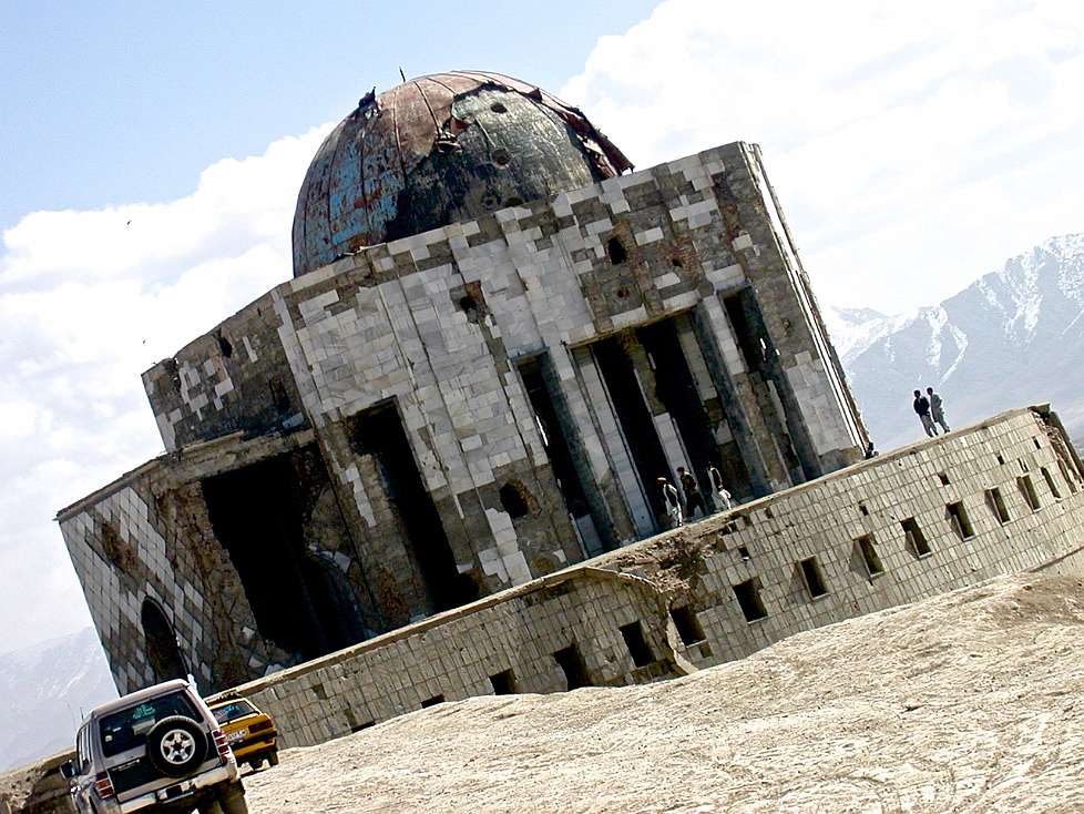 2004_Afghanistan_040_Ex_king_small_building_on_the_hills