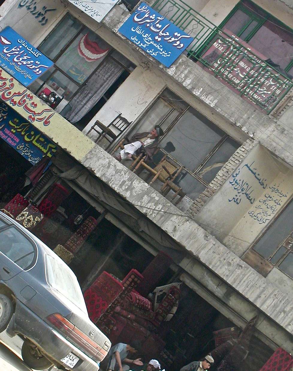 2004_Afghanistan_083_Kabul_streets_Man_outside