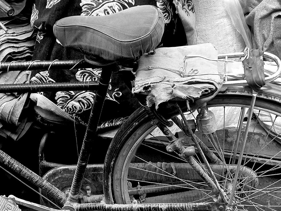 2004_Afghanistan_089_Kabul_streets_Market_bycicle