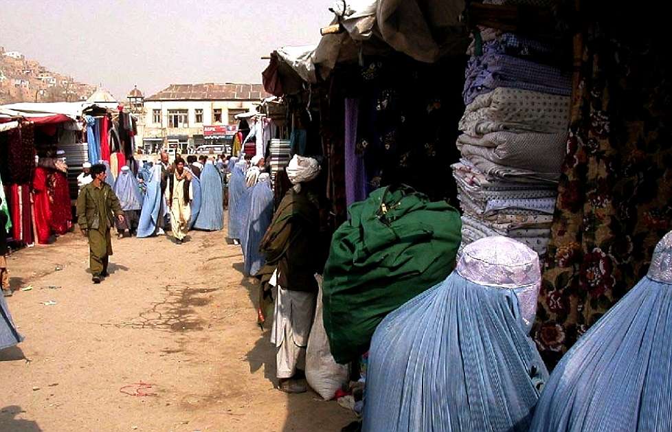 2004_Afghanistan_091_Kabul_streets_Clothes_Market