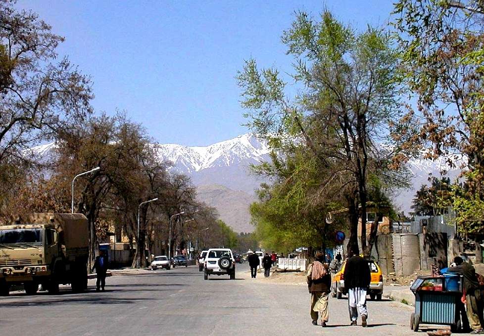 2004_Afghanistan_167_Mountains_from_the_street