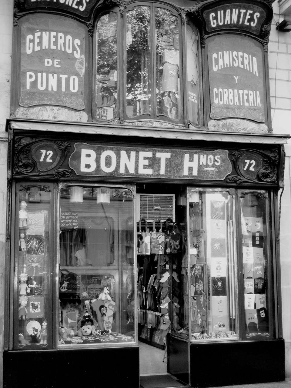 2005_Barcelona_031_Jun05_La Rambla_Shop