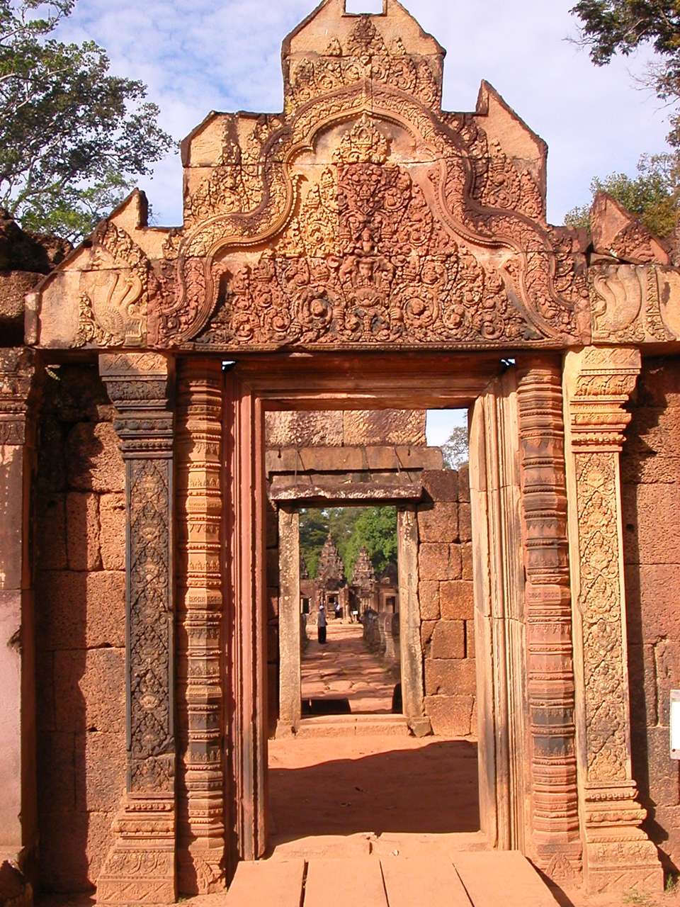 2005-12_Cambodia_1025_Angkor_C_Banteay_Srey.jpg
