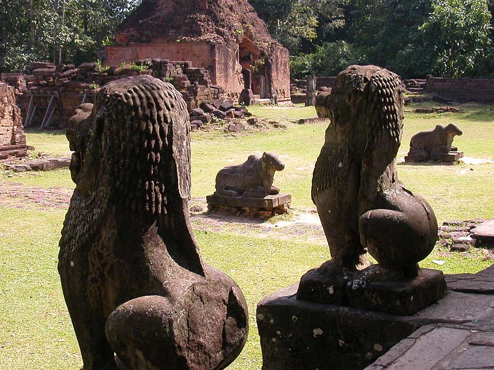 2005-12_Cambodia_1136_Angkor_C_Roulous_Group-Preah_Ko.jpg