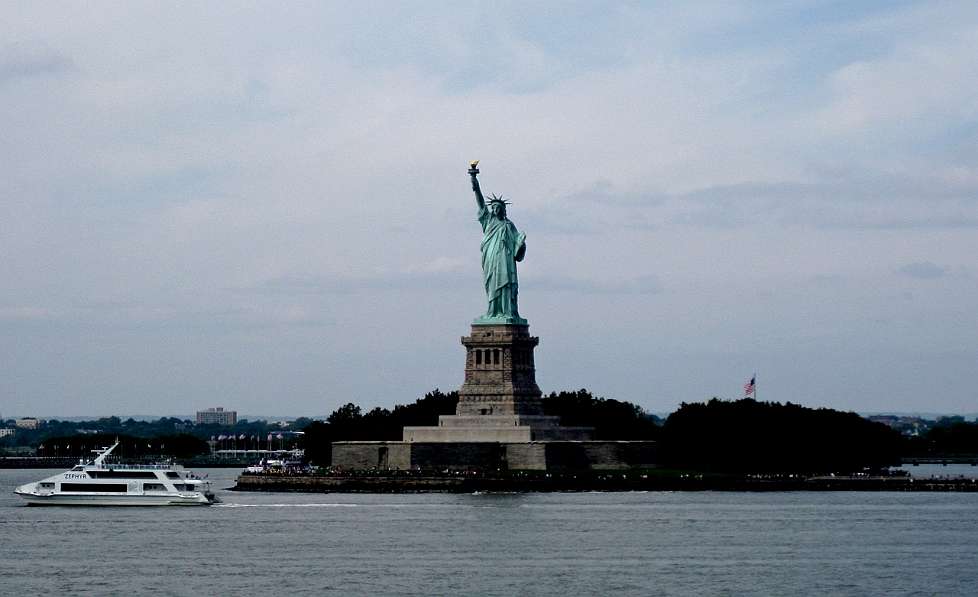 2009-09_New_York_0274_Staten_Island_Ferry_-_Statue_of_Liberty
