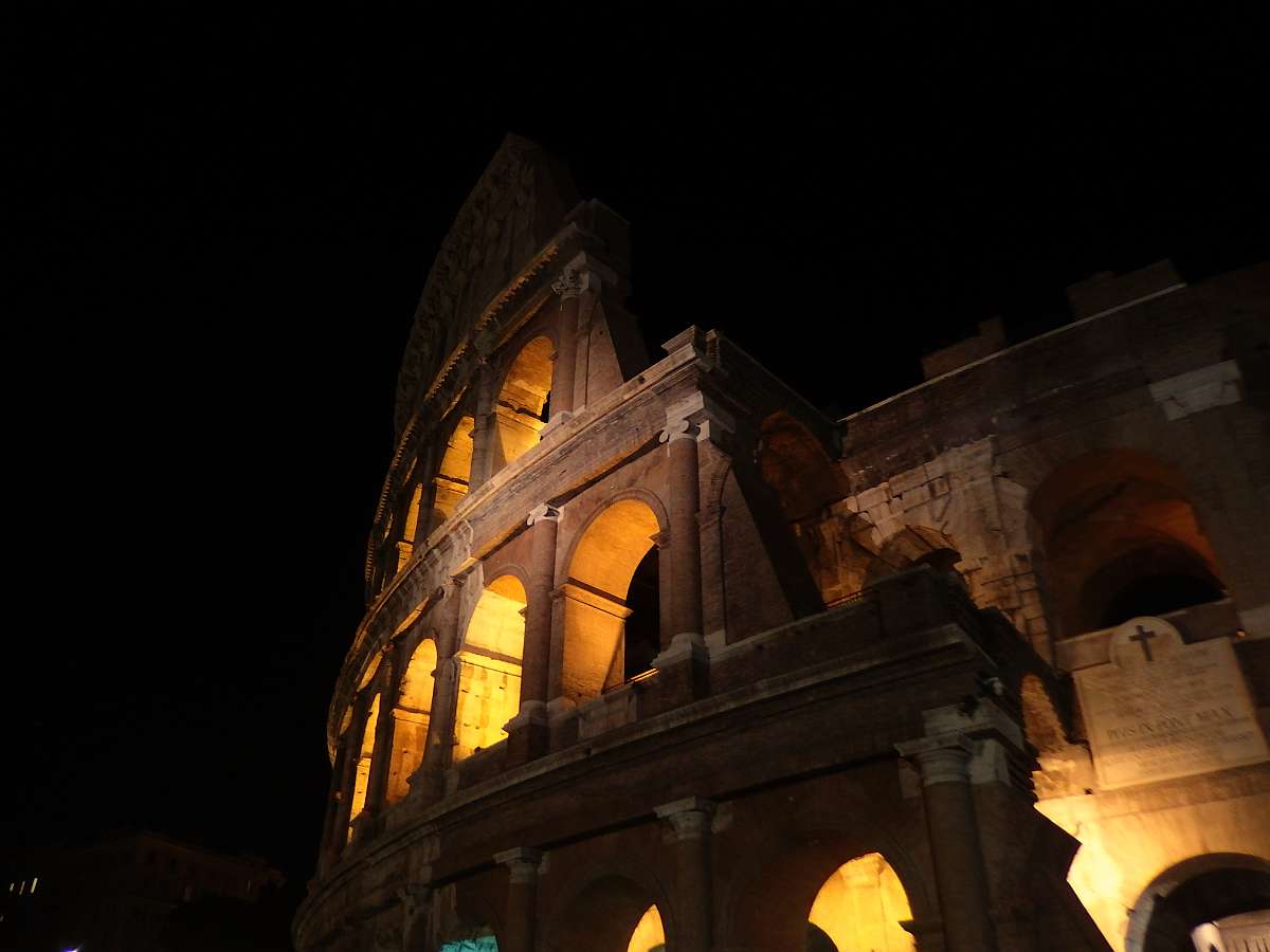 Roma_Colosseo_by_night_(2019)_004