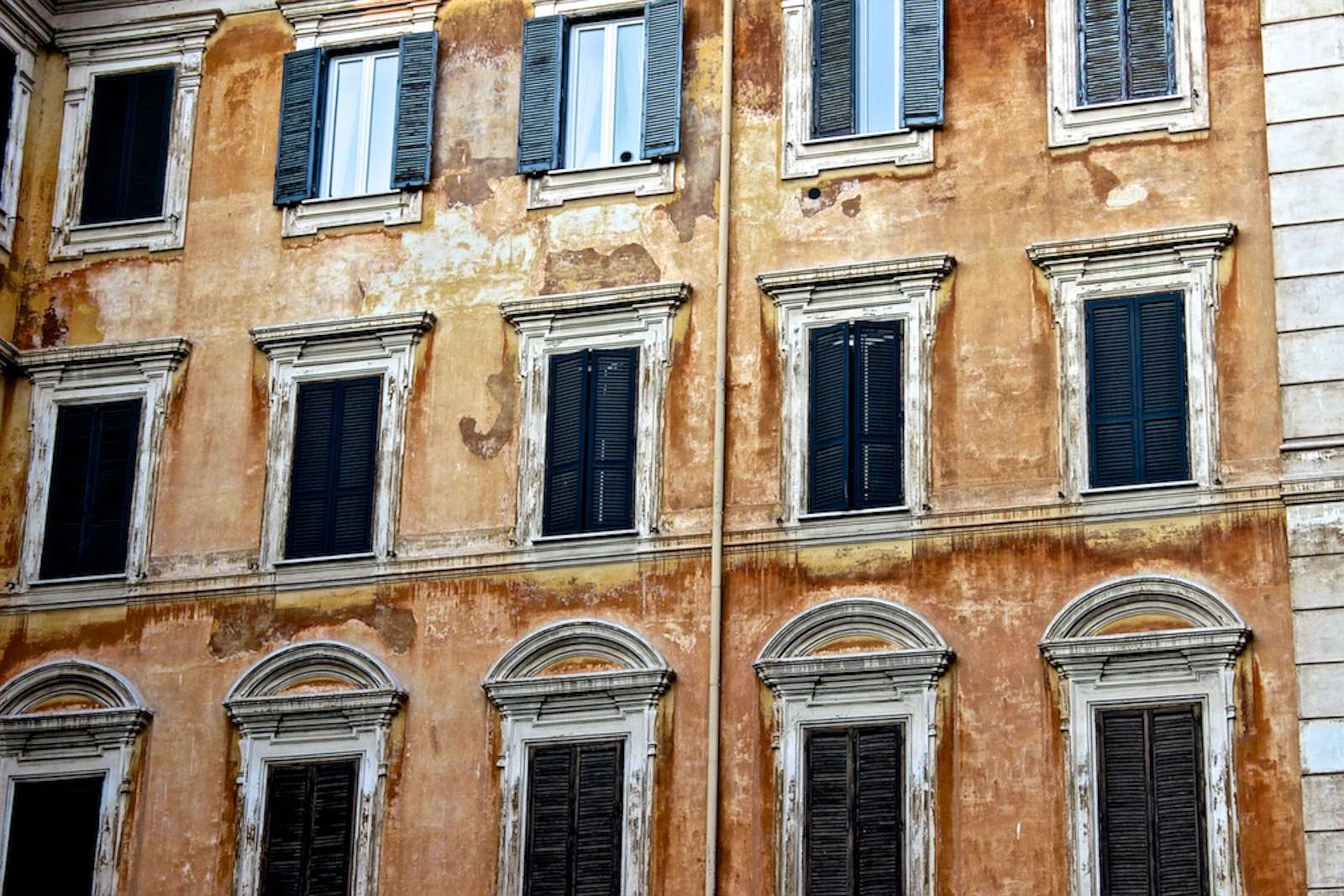 Roma_Palazzo_in_centro_(2013)_004