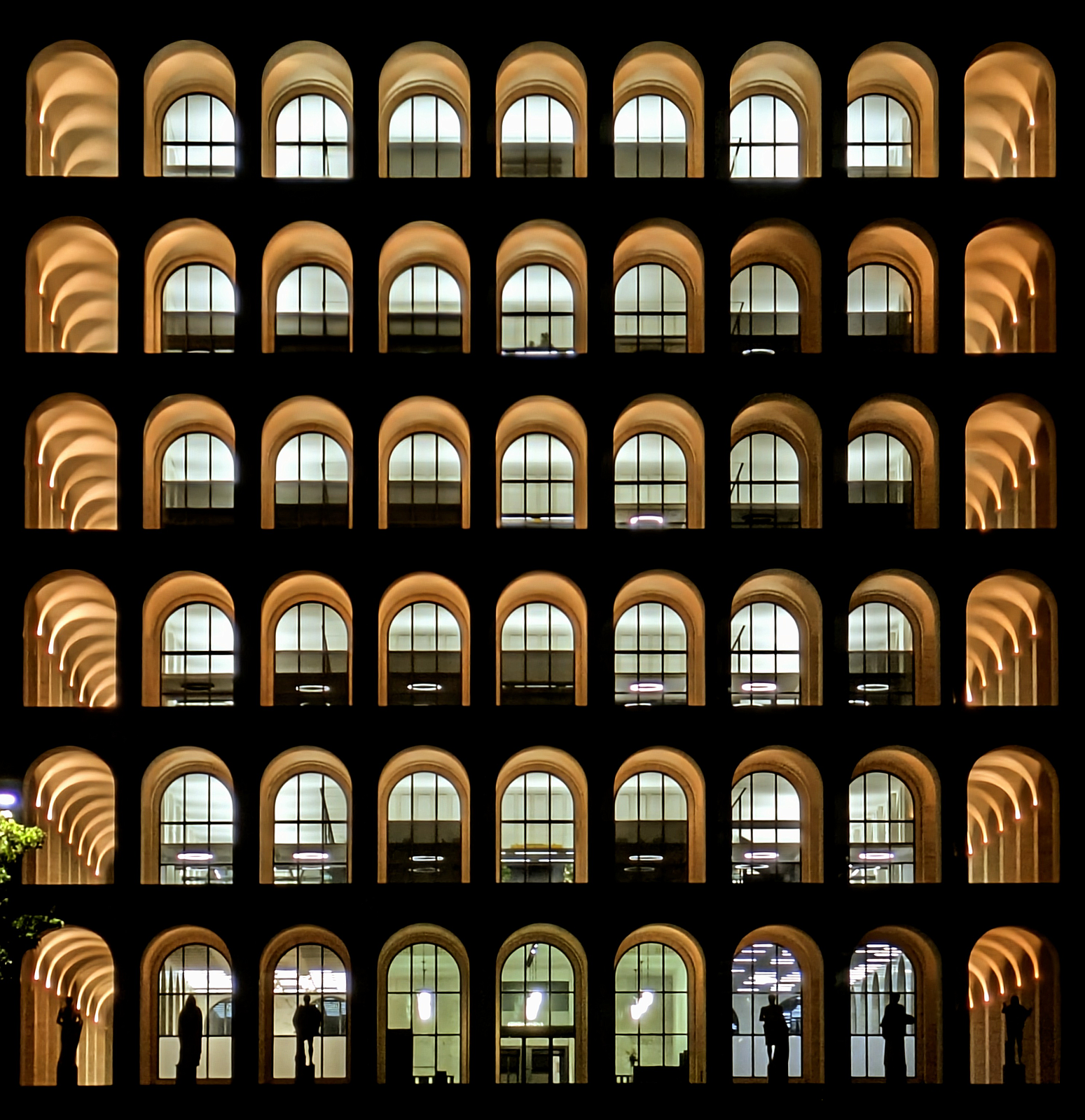 Roma_Colosseo_quadrato_by_night_(2026)