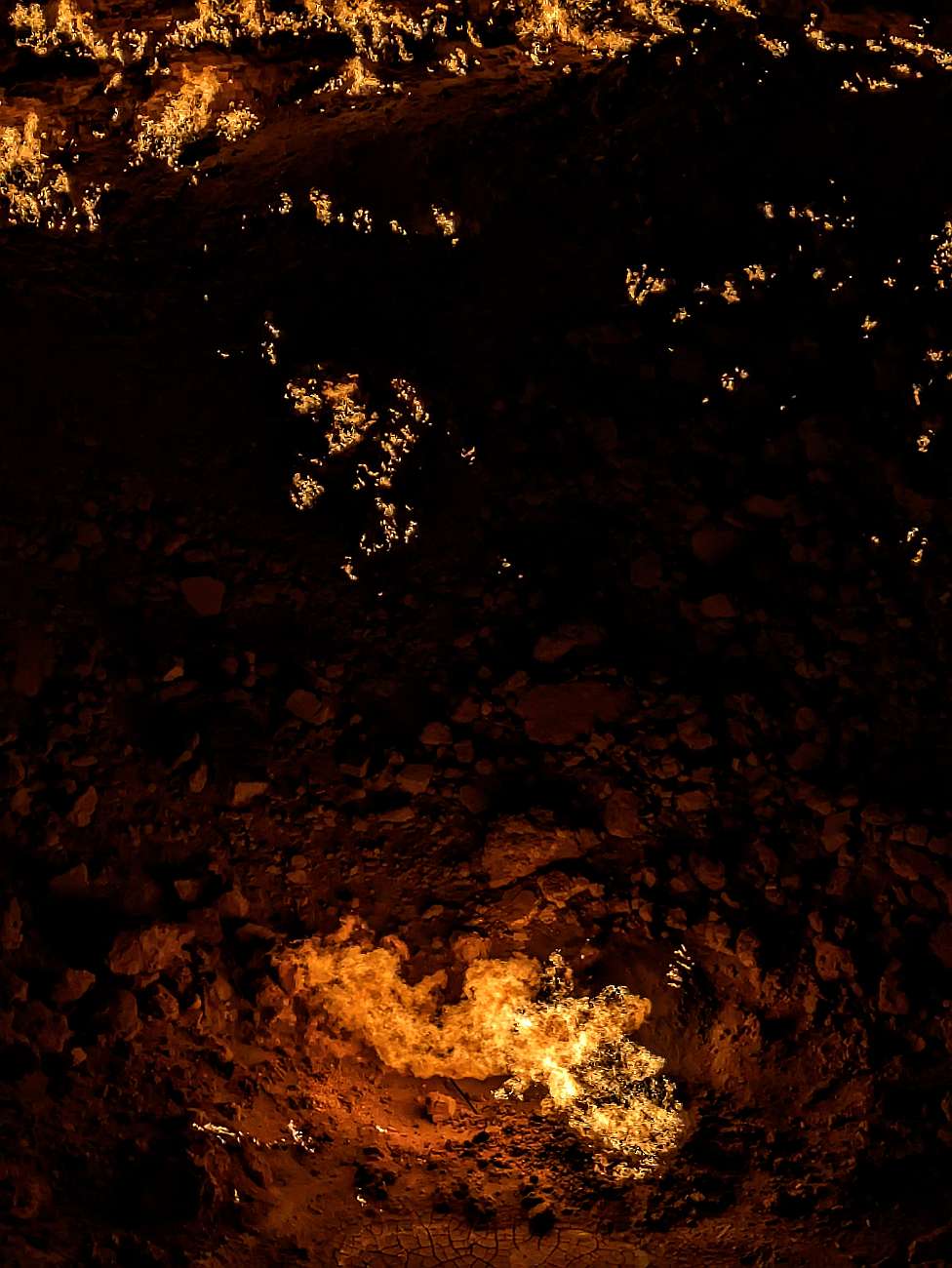 The Gates of Hell (Darwaza, Turkmenistan) - at night, the center of the crater